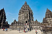  Außenansicht der alten Gebäude auf dem Prambanan-Hindu-Tempelgelände. Sonderregion Yogyakarta, Java, Indonesien. 