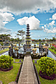  11-stufiger Brunnen im Wasserpalast Tirta Gangga, einem ehemaligen Königspalast. Regentschaft Karangasem, Bali, Indonesien. 