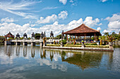 Von Wasser umgebener Pavillon im Ujung-Wasserpalast (Taman Ujung), auch bekannt als Sukasada-Park. Regentschaft Karangasem, Bali, Indonesien.