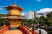  Pavillon der absoluten Vollkommenheit und Wu-Brücke im Nan-Lian-Garten, Chinesischer klassischer Garten. Diamond Hill, Kowloon, Hongkong, China. 