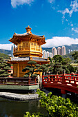  Pavillon der absoluten Vollkommenheit und Wu-Brücke im Nan-Lian-Garten, Chinesischer klassischer Garten. Diamond Hill, Kowloon, Hongkong, China. 