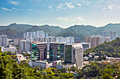  Blick auf Sha Tin von der obersten Ebene des Klosters der Zehntausend Buddhas (Man Fat Sze). New Territories, Hongkong, China. 