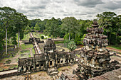 Aussicht von der obersten Ebene des alten Baphuon-Tempels im Archäologischen Park Angkor, Provinz Siem Reap, Kambodscha.