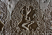  Aufwändiges Flachrelief einer tanzenden Apsara (Himmlische Tänzerin) im Tempelkomplex Angkor Wat. Archäologischer Park Angkor, Provinz Siem Reap, Kambodscha. 