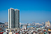  Erhöhte Ansicht der Stadt Macau vom Penha-Hügel mit der Stadt Zhuhai im Hintergrund. Macau, China. 