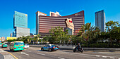  Autos fahren am Wynn Macau vorbei, einem Luxushotel und Casino. Macau, China. 