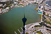  Luftaufnahme vom Macau Tower mit dem Schatten des Turms im Vordergrund. Macau, China. 