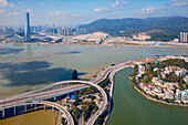  Luftaufnahme der Autobahn, die die Halbinsel Macau und die Insel Taipa verbindet. Macau, China. 