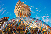  Außenansicht der glänzenden goldenen Kuppel des Hotels Grand Lisboa. Macau, China. 