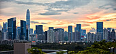  Panoramablick auf die Hochhäuser im Bezirk Futian bei Sonnenuntergang. Shenzhen, Provinz Guangdong, China. 