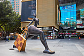  Statue einer Frau mit Einkaufstasche vor dem InTown Einkaufszentrum im zentralen Geschäftsviertel Futian (CBD). Shenzhen, Provinz Guangdong, China. 