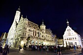  Beleuchtetes Rathaus mit mittelalterlichem Turm, barocker Fassade, Marktplatz, Rothenburg ob der Tauber, Franken, Bayern, Deutschland 