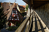  Blick von der mittelalterlichen Stadtmauer, Rothenburg ob der Tauber, Franken, Bayern, Deutschland 