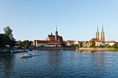  Freizeitboote, Oderufer, Blick zur Dominsel mit Stiftskirche zum Heiligen Kreuz und St. Bartholomäus und Kathedrale des Heiligen Johannes des Täufers, Breslau, Niederschlesien, Polen 