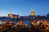  Menschen beim Food Festival, Oderufer, Blick auf die Dominsel mit Stiftskirche des Heiligen Kreuzes und St. Bartholomäus und Kathedrale des Heiligen Johannes des Täufers, Breslau, Niederschlesien, Polen 