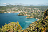 Blick vom Cap Canaille auf Cassis und den Calanques Nationalpark, Provence-Alpes-Côte d'Azur, Frankreich