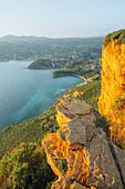 Blick vom Cap Canaille auf Cassis und den Calanques Nationalpark, Provence-Alpes-Côte d'Azur, Frankreich