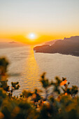 Blick vom Cap Canaille auf den Calanques Nationalpark bei Sonnenuntergang, Provence-Alpes-Côte d'Azur, Frankreich