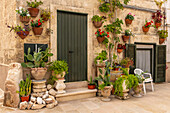 Eingang mit Blumenschmuck, Gasse von Monopoli, Apulien, Italien.