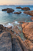 Abendstimmung an der Côte de Granit Rose, Bretagne, Frankreich.