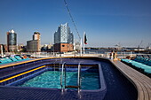 Pool an Bord des Kreuzfahrtschiffs Vasco da Gama (nicko cruises) mit Elbphilharmonie Konzertsaal, Hamburg, Deutschland, Europa