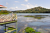 Terrasse Restaurant Los Lagartos des Gamboa Resorts am Ufer von Fluss Chagres, Republik Panama, Mittelamerika