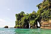 Pajaros Islet, auch Swan's Cay genannt, vor der Küste von Boca del Drago auf der Insel Colon, Bocas del Toro-Archipel, Republik Panama, Mittelamerika