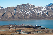 Blick auf den Industriehafen für den Kohleexport Longyearbyen, Spitzbergen, Svalbard, Norwegen, Arktis