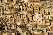 Aussicht auf die Häuser der Sassi di Matera, dem historischen Zentrum von Matera, Basilikata, Italien. Die Straßen in einigen Teilen der Sassi verlaufen oft über anderen Häusern.