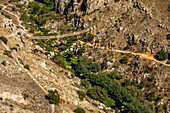  Menschen wandern im Murgia Materana Park (Parco della Murgia Materana), Matera, Basilikata, Italien. 