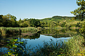 malerischer See, Biodiversum Camille Gira, Centre d'accueil Haff Réimech, bei Schengen, Mosel, Luxemburg, Luxembourg