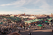 Jema el-Fnaa in Marrakesch in der alten historischen Medina in Marokko bei Sonnenuntergang.