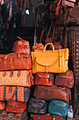 Taschen und Beutel in der alten Medina von Marrakesch, Marokko.