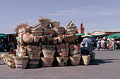 Waren und Einkaufsmöglichkeiten in der alten historischen Medina von Marrakesch, Marokko