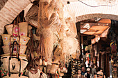 Waren und Einkaufsmöglichkeiten in der alten historischen Medina von Marrakesch, Marokko