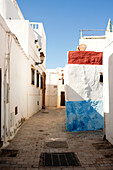 Gasse in der Mittagssonne der Kasbah des Oudayas in Rabat, Marokko.