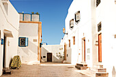 Haus in der Mittagssonne der Kasbah des Oudayas in Rabat, Marokko.