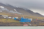 Blick auf die russische Ortschaft Barentsburg, Svalbard, Spitzbergen, Norwegen