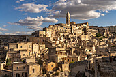 Stadtansicht mit den Höhlensiedlungen Sassi und der Kathedrale von Matera, Basilikata, Italien, Europa