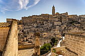 Stadtansicht mit den Höhlensiedlungen Sassi und der Kathedrale von Matera, Basilikata, Italien, Europa