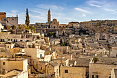 Stadtansicht mit den Höhlensiedlungen Sassi und der Kathedrale von Matera, Basilikata, Italien, Europa