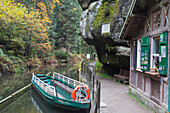 Kahnfahrt auf der Oberen Schleuse im Kirnitzschtal, Nationalpark Sächsische Schweiz, Sachsen, Deutschland