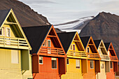 Bunte Holzhäuser in Longyearbyen in der Mitternachtssonne, Sommer, Spitzbergen, Norwegen