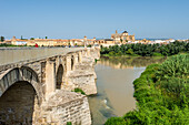 Puente Romano und Mezquita-Cathedral am Fluss Gudalquivir in Cordoba, Andalusien, Spanien