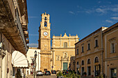 Uhrenturm und die Kirche Chiesa di Maria Santissima Annunziata in Casarano, Apulien, Italien, Europa