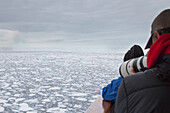 Eisbär, Ursus maritimus, Thalarctos maritimus, ein Baer im Eis, Spitzbergen, Norwegen