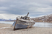 Altes Boot in der Skansbukta, Billefjord, Spitzbergen, Norwegen