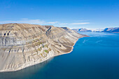 Luftbild der Berge in der Skansbukta, Billefjord, Spitzbergen, Norwegen