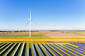 Hybridkraftwerk, Windkraft und Photovoltaikanlage, Nordfriesland, Schleswig-Holstein, Deutschland