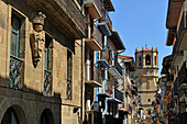  Kale Nagusia Straße mit der Kirche San Salvador im Hintergrund, Getaria, Provinz Gipuzkoa, Baskenland, Spanien, Europa 